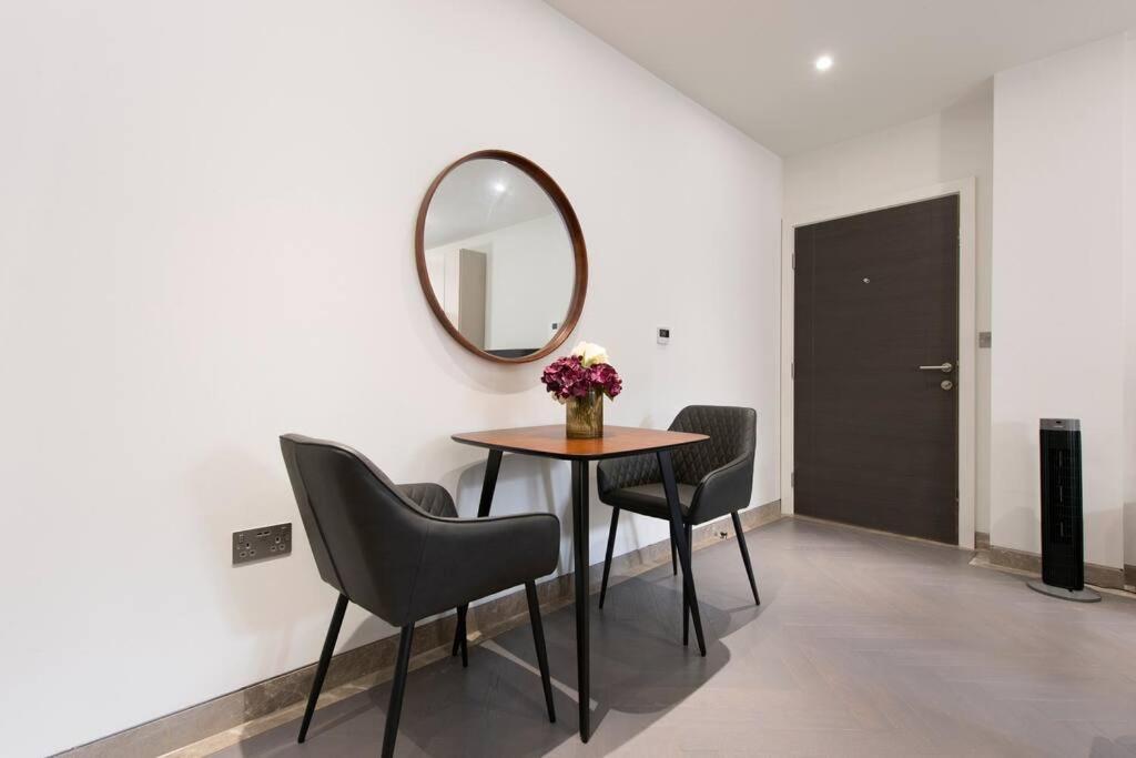 Designer Chrl F15 Apartment