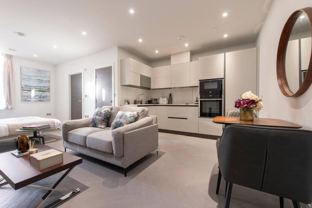 Designer Chrl F15 Apartment *