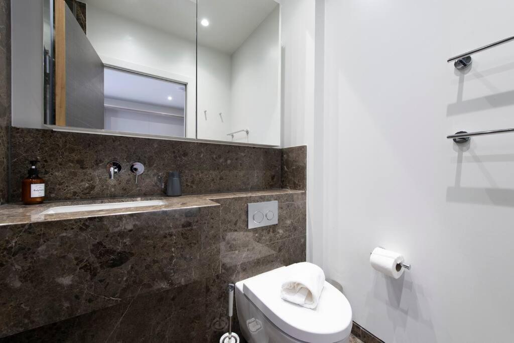 Designer Chrl F15 Apartment Reading