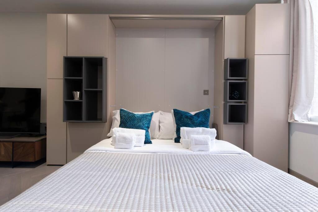 Designer Chrl F15 Apartment