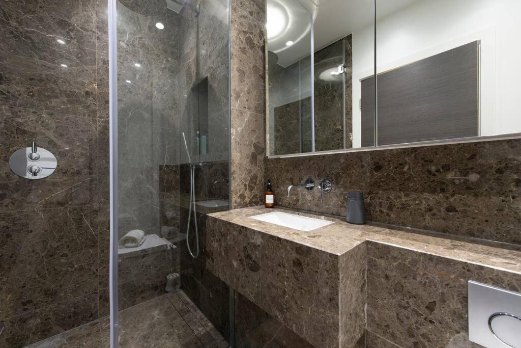 Designer Chrl F15 Apartment *