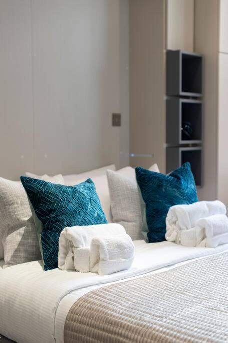 Designer Chrl F15 Apartment